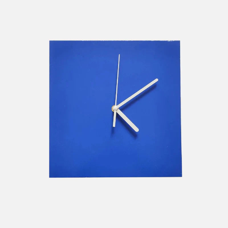 Koboltblå designklokke for vegg, med et slående geometrisk mønster.