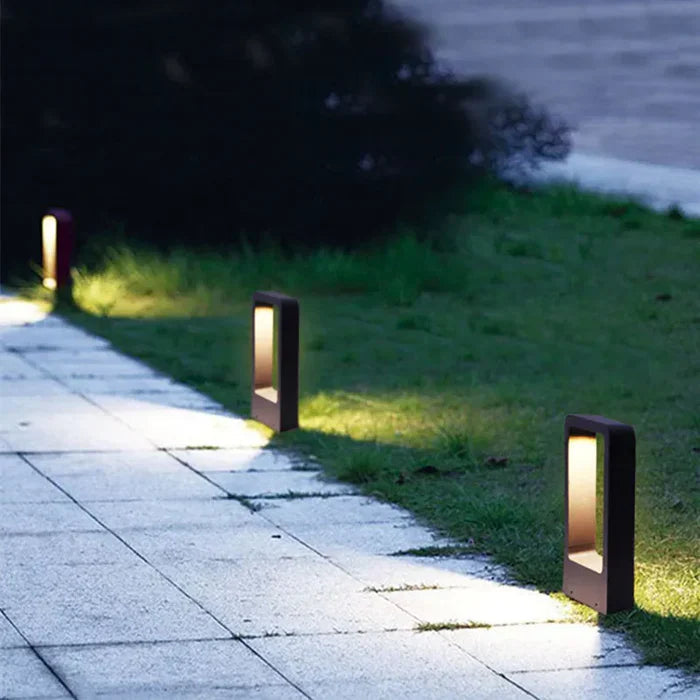 30cm vanntett LED bakkespotlight integrert i hagen, gir moderne utendørsbelysning og dekor.