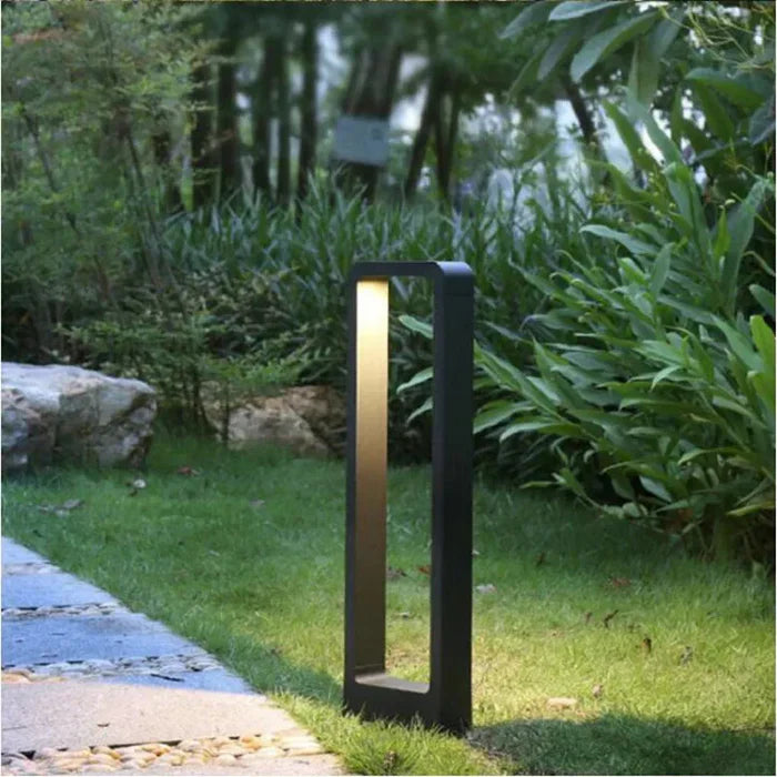 Robust, vanntett LED bakkespotlight i moderne design. Skaper elegant hagebelysning og stemning.