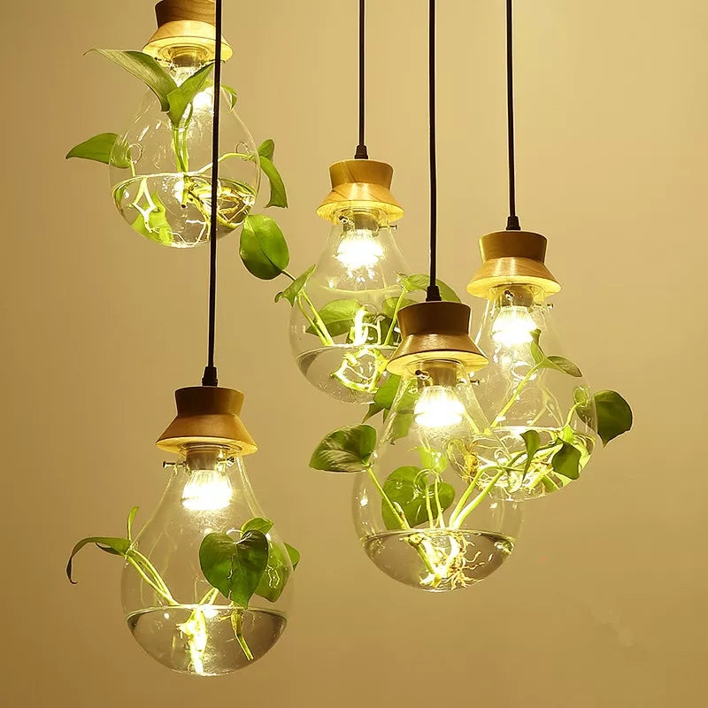 Stilren gul glasslampe med metallfeste, ideell for moderne interiør og belysning