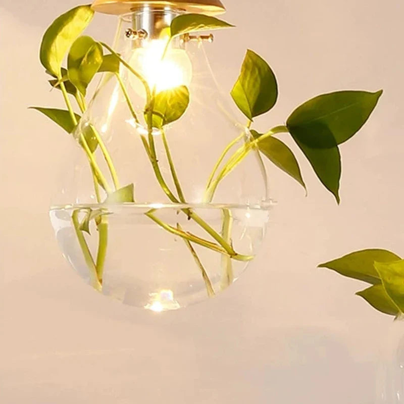 Inspirerende bilde av gul pendellampe i glass og metall, sentralt element i interiøret