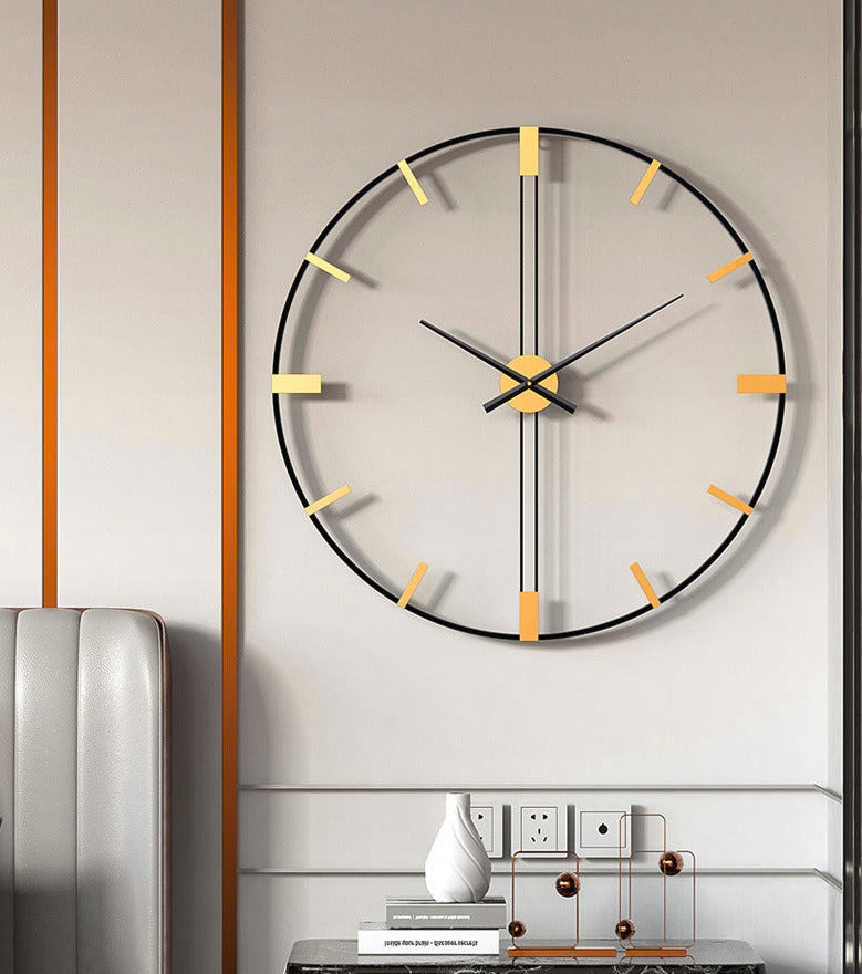 Dekorativ gul veggklokke med moderne design og stillegående funksjon. Et tidløst fokuspunkt for stue og kontor.