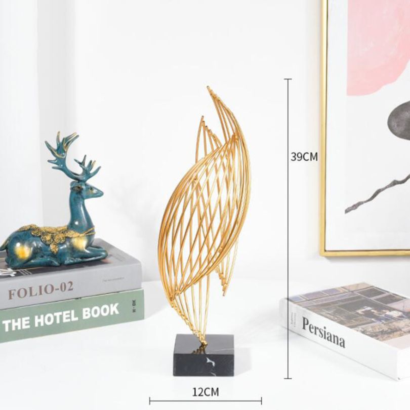 Stilren bølget gullskulptur. Abstrakt og moderne dekorativt ornament for en elegant touch i hjemmet eller kontoret.