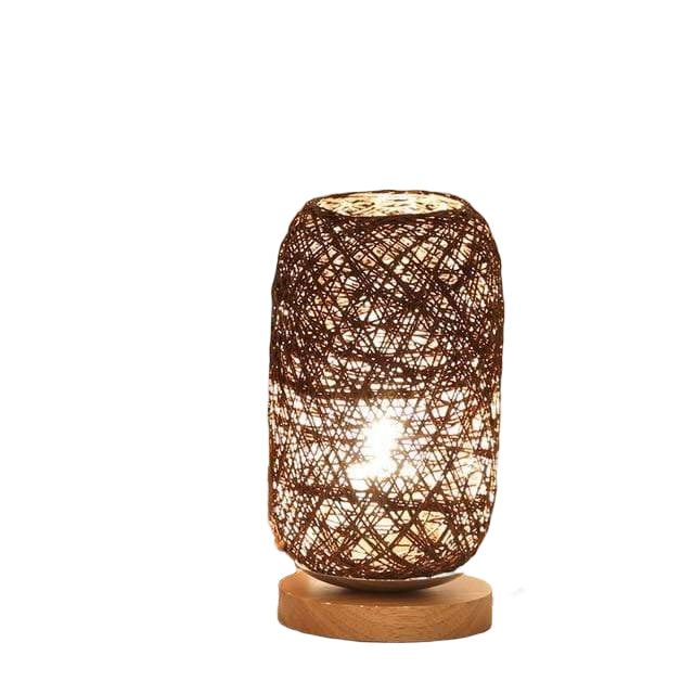 Moderne håndvevd bordlampe for koselig stemning. Perfekt interiørdetalj med myk belysning.