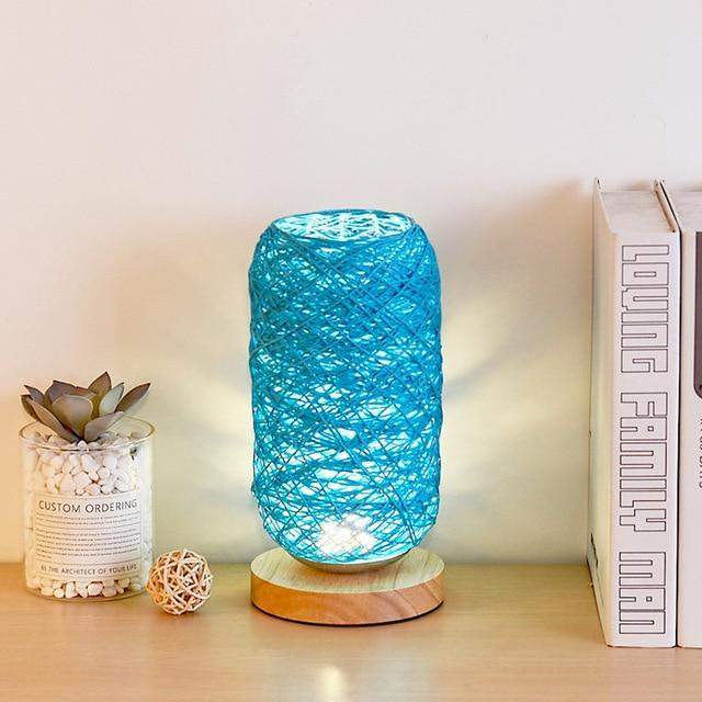 Dekorativ håndvevd bordlampe i moderne stil. Skaper koselig atmosfære i stue eller gang.
