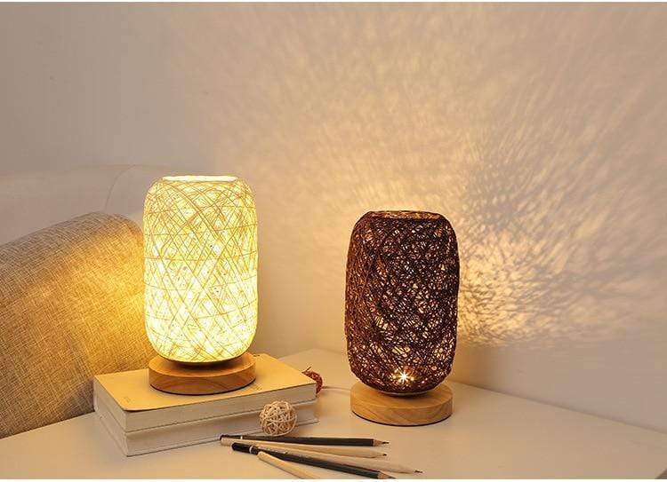 Nærbilde av den håndvevde lampeskjermen på en moderne bordlampe. Unik tekstur og design.