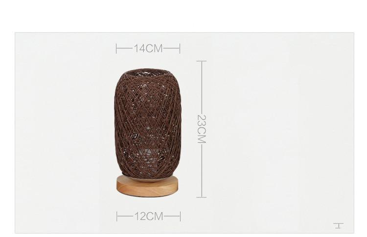 Elegant håndvevd bordlampe med moderne design. Skaper et unikt og koselig lys i hjemmet.