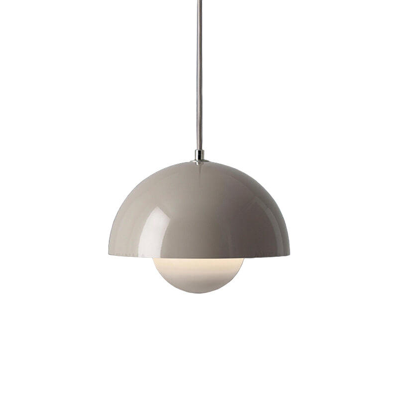 Moderne halvsirkel pendellampe i nordisk design. Perfekt taklampe for stue eller spisestue.