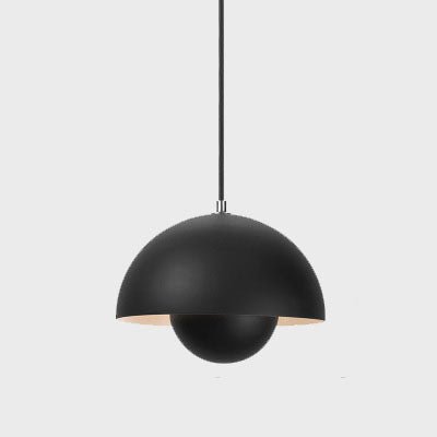 Halvsirkel pendellampe med E27 sokkel. Justerbar høyde for perfekt belysning i ethvert rom.