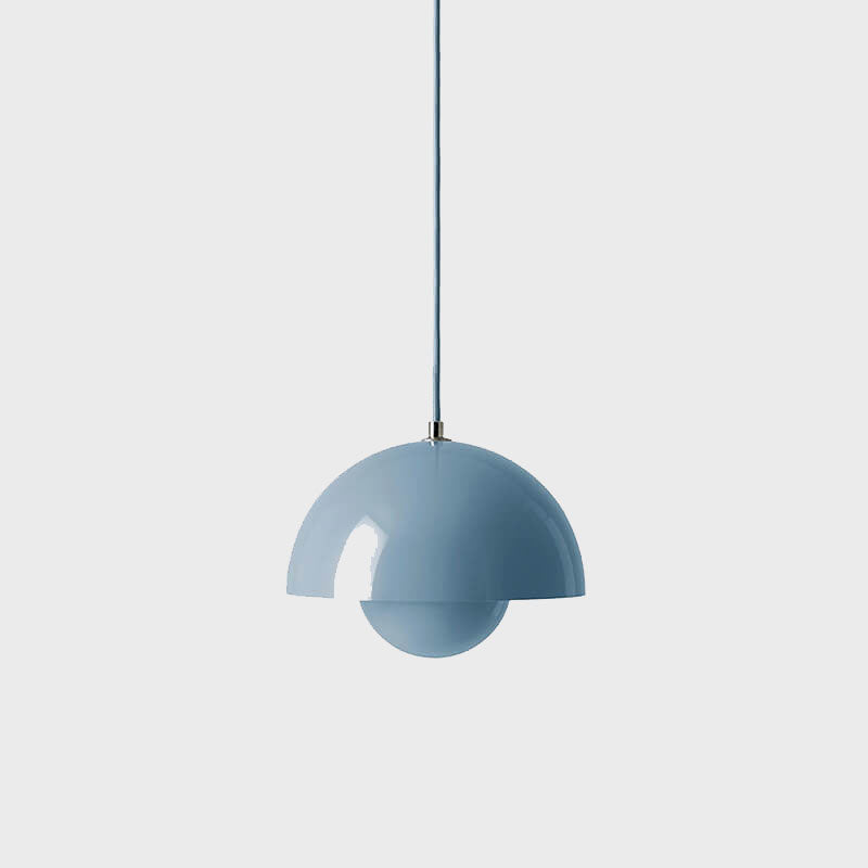 Moderne kuppellampe i halvsirkeldesign. Funksjonell taklampe som sprer vakkert lys.