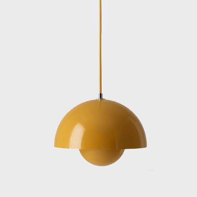 Minimalistisk halvsirkel pendellampe. Komplementerer moderne møbler og interiørdesign.
