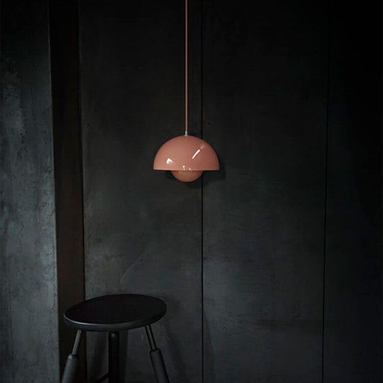 Stemningsskapende halvsirkel taklampe. Gir mykt lys i stuen eller som soveromsbelysning.
