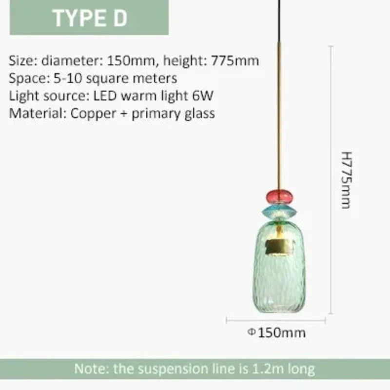 Stilfull moderne hengelampe i fargerikt glass. Et dekorativt element for hjemmeinnredning og interiørdesign.