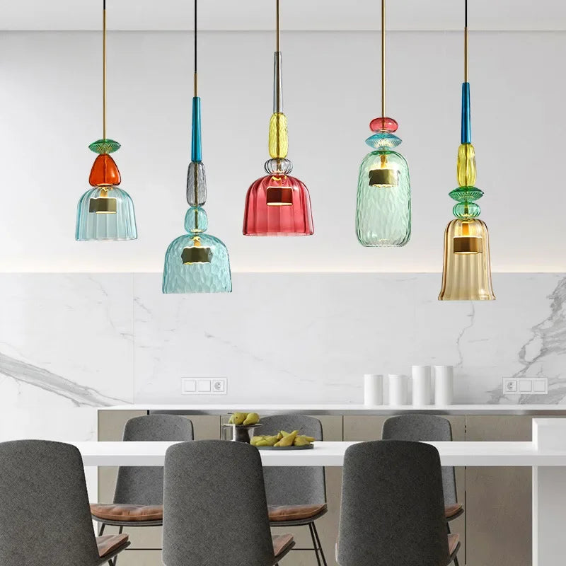 Moderne hengelampe med kunstneriske fargede glasspaneler. En designlampe som hever interiøret.