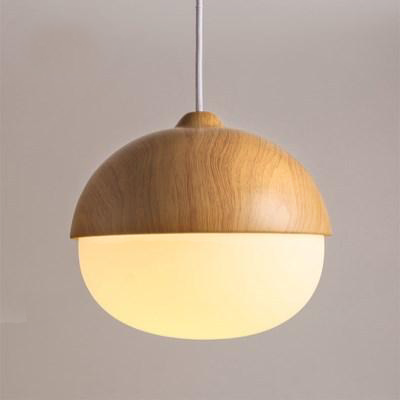 Moderne hengelampe som etterligner tre. Designlampe perfekt for stilfull belysning i stue.