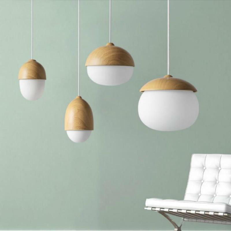 Designlampe i trelook. Elegant og moderne hengende lampe for belysning i spisestue og stue.