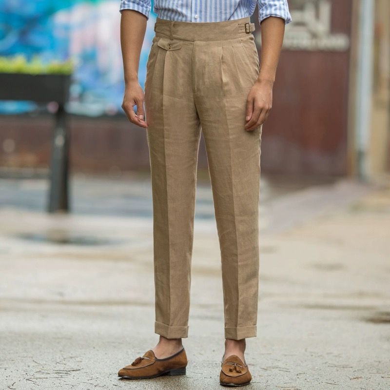 Stilige herrebukser, slim fit med høy midje og plissert front. Perfekt for moderne casual look.