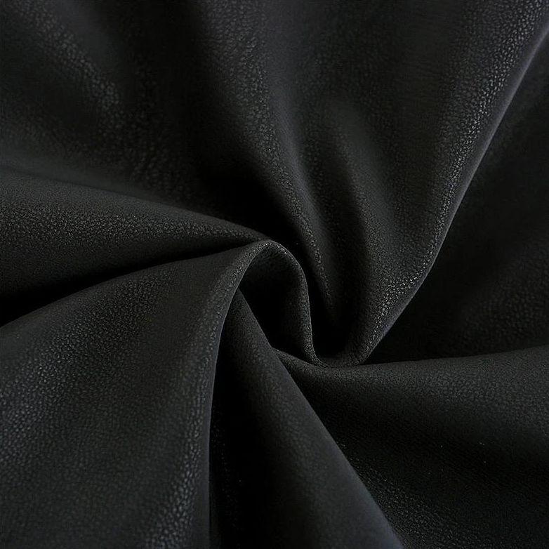 Uformell herrejakke med røde detaljer for utendørsaktiviteter eller fritid. Moderne og praktisk design.