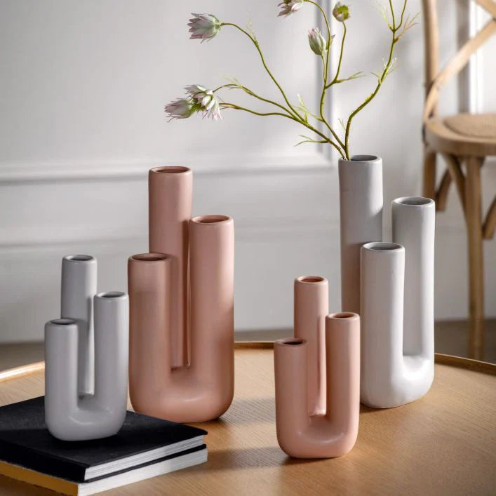 Elegant rosa trerørs vase. Stilrent design for moderne interiør. Perfekt dekorativ blomstervase for hjemmet.