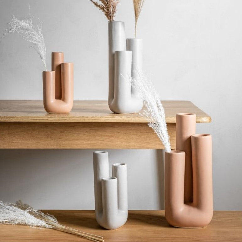 Dekorativ trerørs vase i hvitt. Moderne, minimalistisk design for hjemmet. Ideell blomstervase og gaveidé.