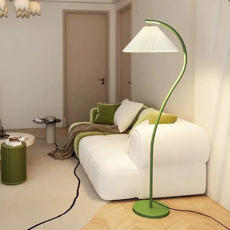 "Moderne justerbar LED-gulvlampe i stoff med elegant plissédesign, gir sofistikert stemningsbelysning i hjemmet ditt."