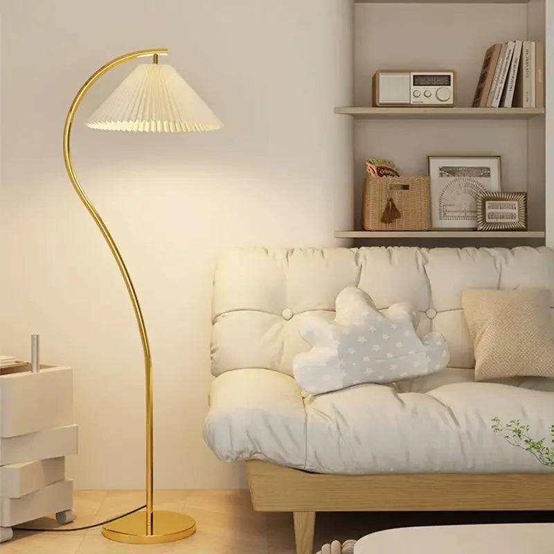 "Moderne justerbar LED-gulvlampe i stoff med elegant plissédesign, gir sofistikert stemningsbelysning i hjemmet ditt."