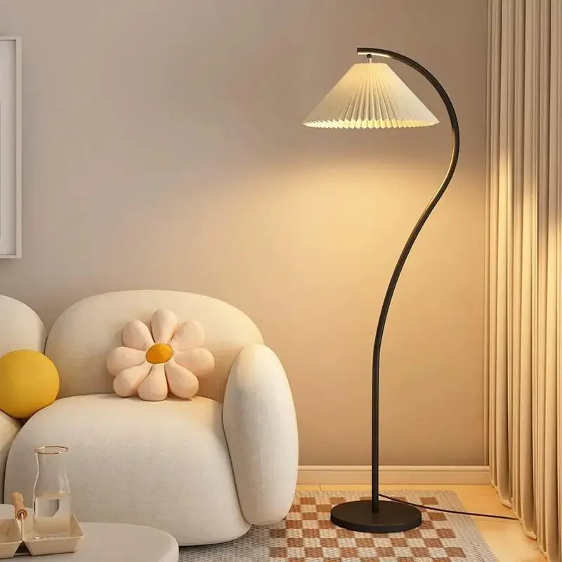 "Moderne justerbar LED-gulvlampe i stoff med elegant plissédesign, gir sofistikert stemningsbelysning i hjemmet ditt."