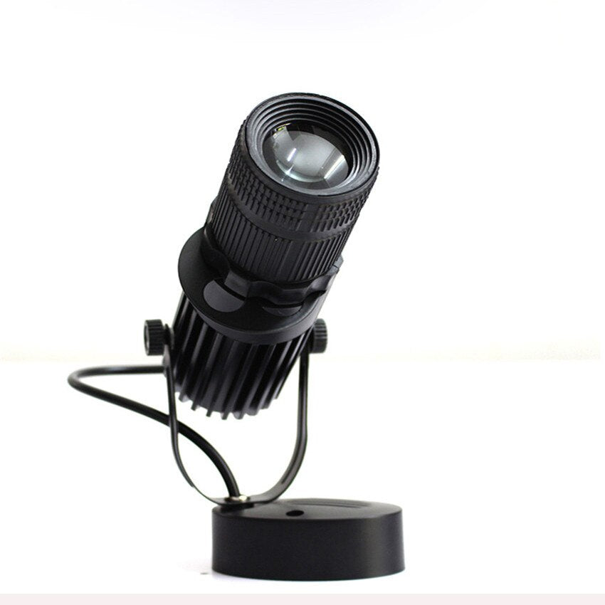 Elegant LED-spotlight med moderne design, perfekt for hjemmebelysning og kommersiell bruk. Justerbar vinkel.