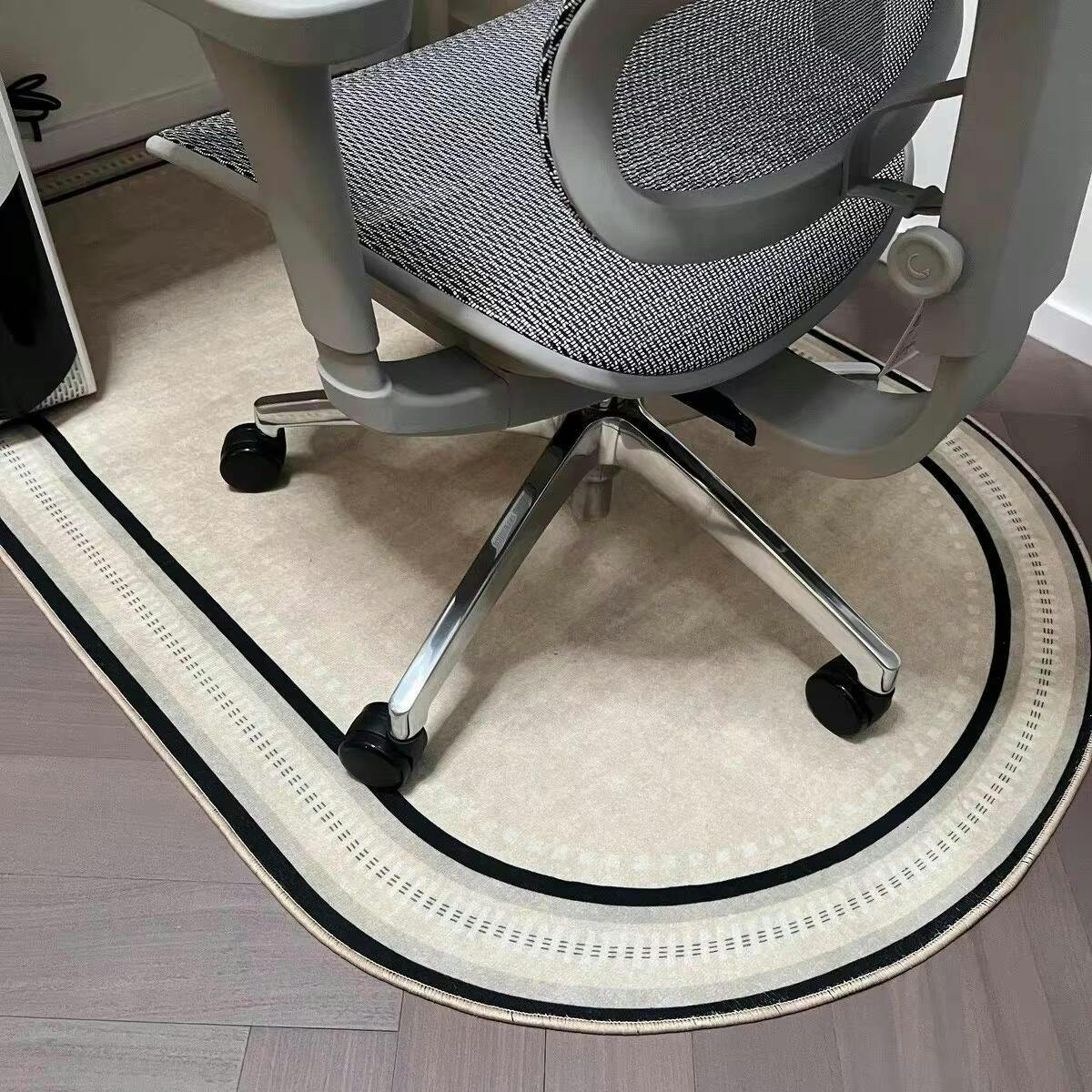 Elegant kontorstolmatte for moderne kontorinnredning. Effektiv gulvbeskyttelse som hever estetikken.
