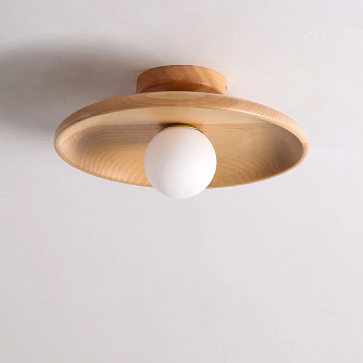 Elegant kulelampe i minimalistisk design, perfekt for et moderne hjemmeinnredning.