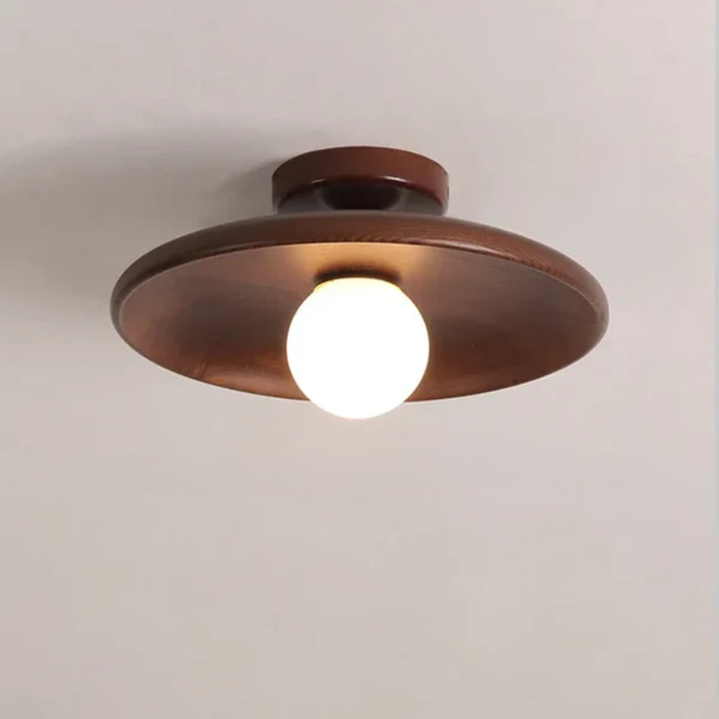 Stemningsfull LED-kompatibel taklampe, skaper varmt lys i ethvert innendørs rom.