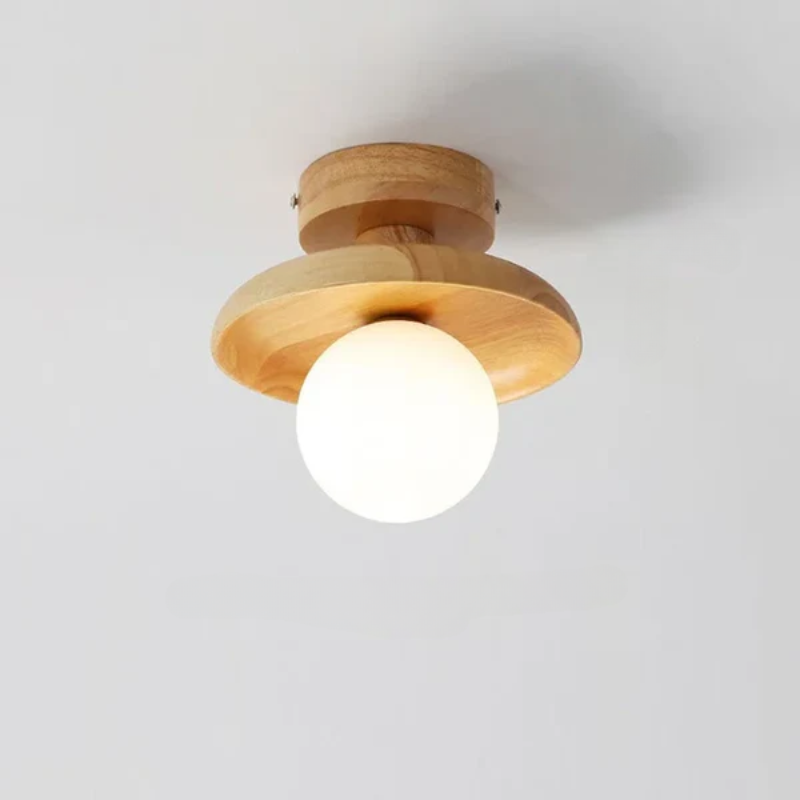 Hvit kuleformet pendellampe, et dekorativt element for moderne stuebelysning.