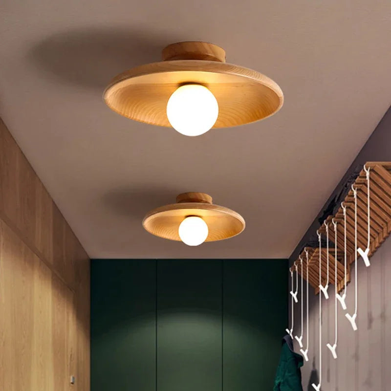 Nærbilde av den kuleformede lampen, viser moderne design og glatt overflate.
