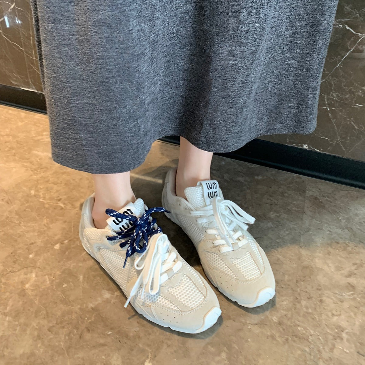 Moderne kvinne-sneakers i ventilert mesh, lett og komfortabel, med polstret såle og gummisåle for godt grep.