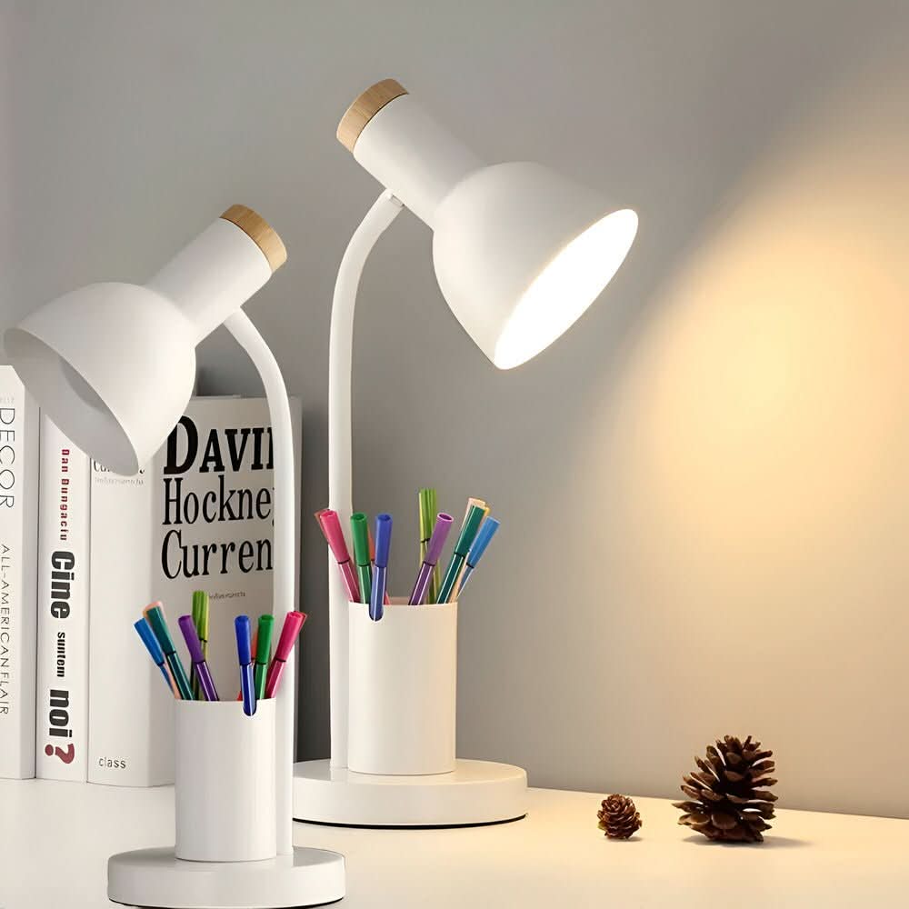 Slank, moderne LED-lampe i minimalistisk design for skrivebord og effektiv kontorbelysning.