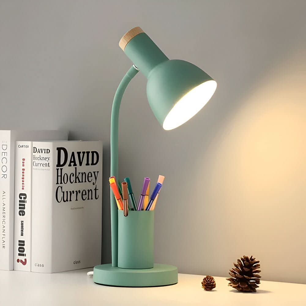 Energieffektiv LED-leselys, perfekt som bordlampe for studier eller et moderne hjemmekontor.