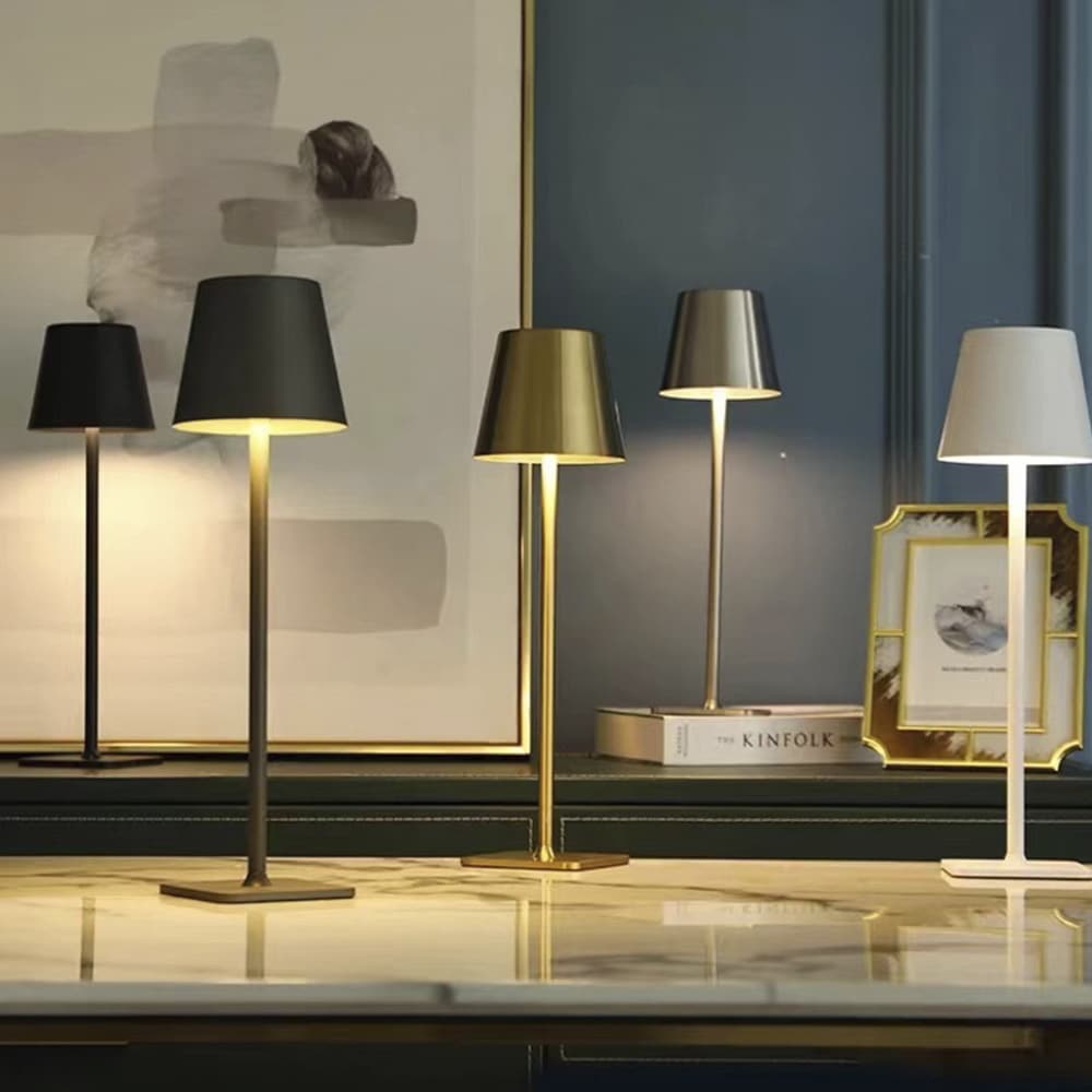 "Moderne LED-bordlampe med touch-funksjon, oppladbar, minimalistisk design i smijern og ABS, perfekt for bord og nattbord."