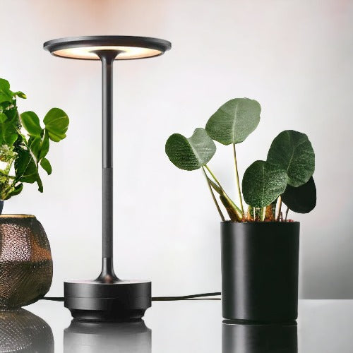 "Moderne LED-bordlampe, trådløs, justerbar, oppladbar, sølvfarget, elegant design for både moderne og klassiske interiører."