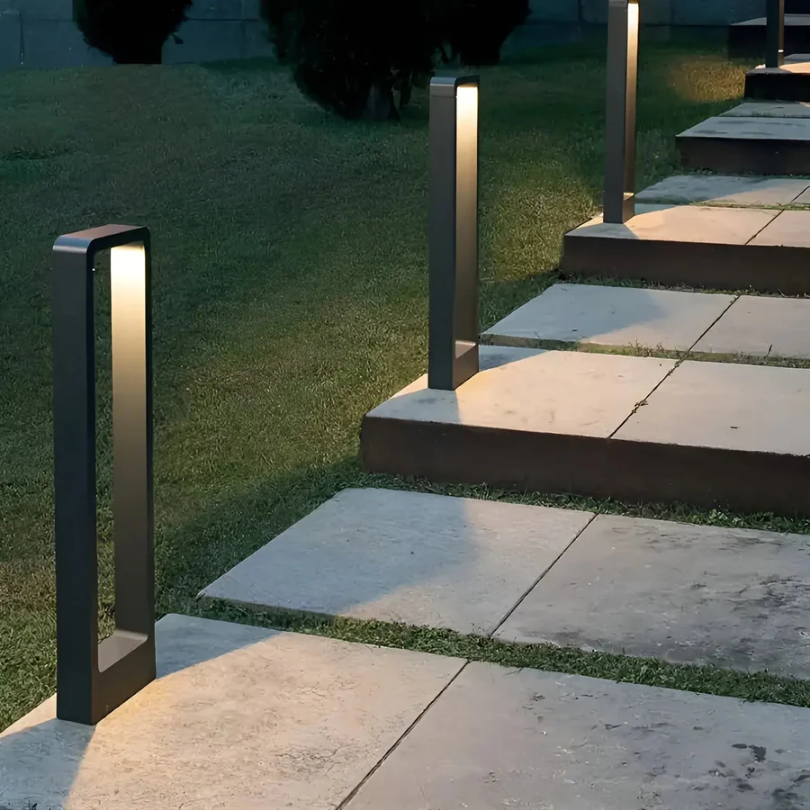 Stilren LED-lys for hagedesign. Moderne utendørsbelysning som skaper stemning og lyser opp terrasse/sti.