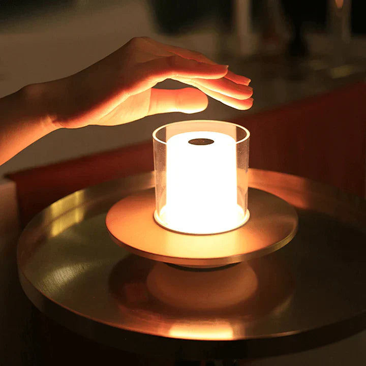"Moderne LED-induksjonsstearinlys i elegant gullfarge, gir realistisk varm glød uten flammer. Perfekt for hjemmedekor."