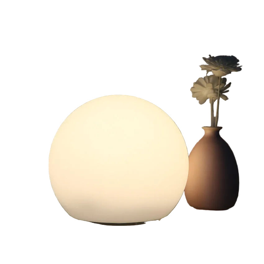 Moderne LED kulelampe med dynamisk fargeendring for stemningsfull belysning på bord og interiør.