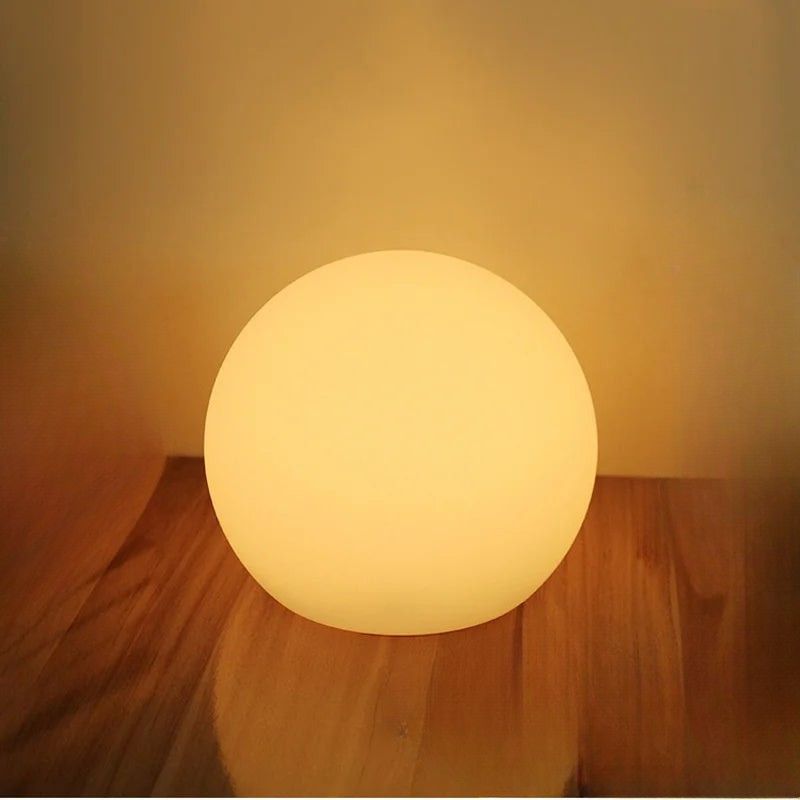 Oppladbar, bærbar LED kulelampe med justerbar fargebelysning, perfekt for moderne interiørdekorasjon.