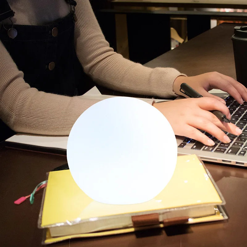 Dekorativ og oppladbar LED kulelampe med fargeendringsfunksjon for fleksibel stemningsbelysning.