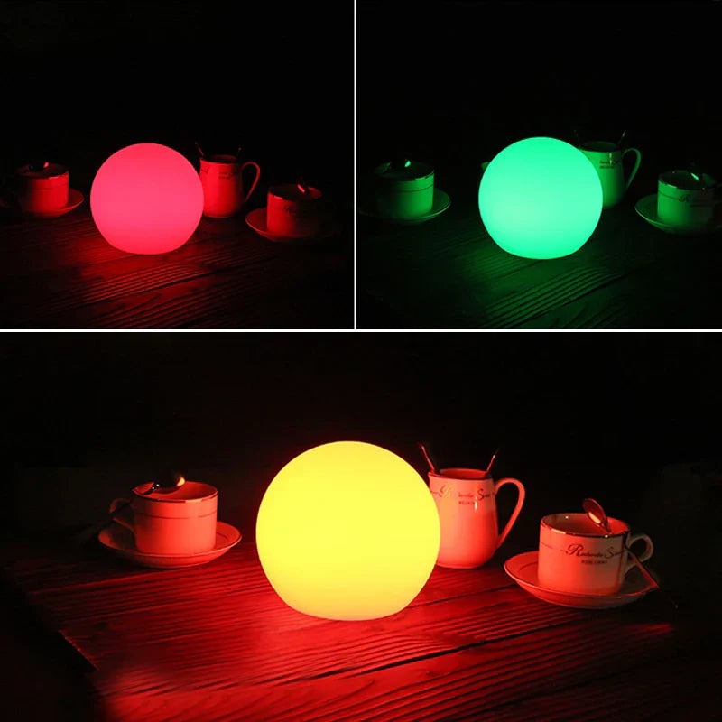 Mykt lysende LED kulelampe med et spekter av farger, perfekt for avslappende og dynamisk interiørbelysning.