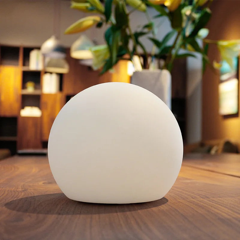 Bærbar LED kulelampe med fargeendring, en moderne bordlampe som gir stemningsfull og dekorativ belysning.