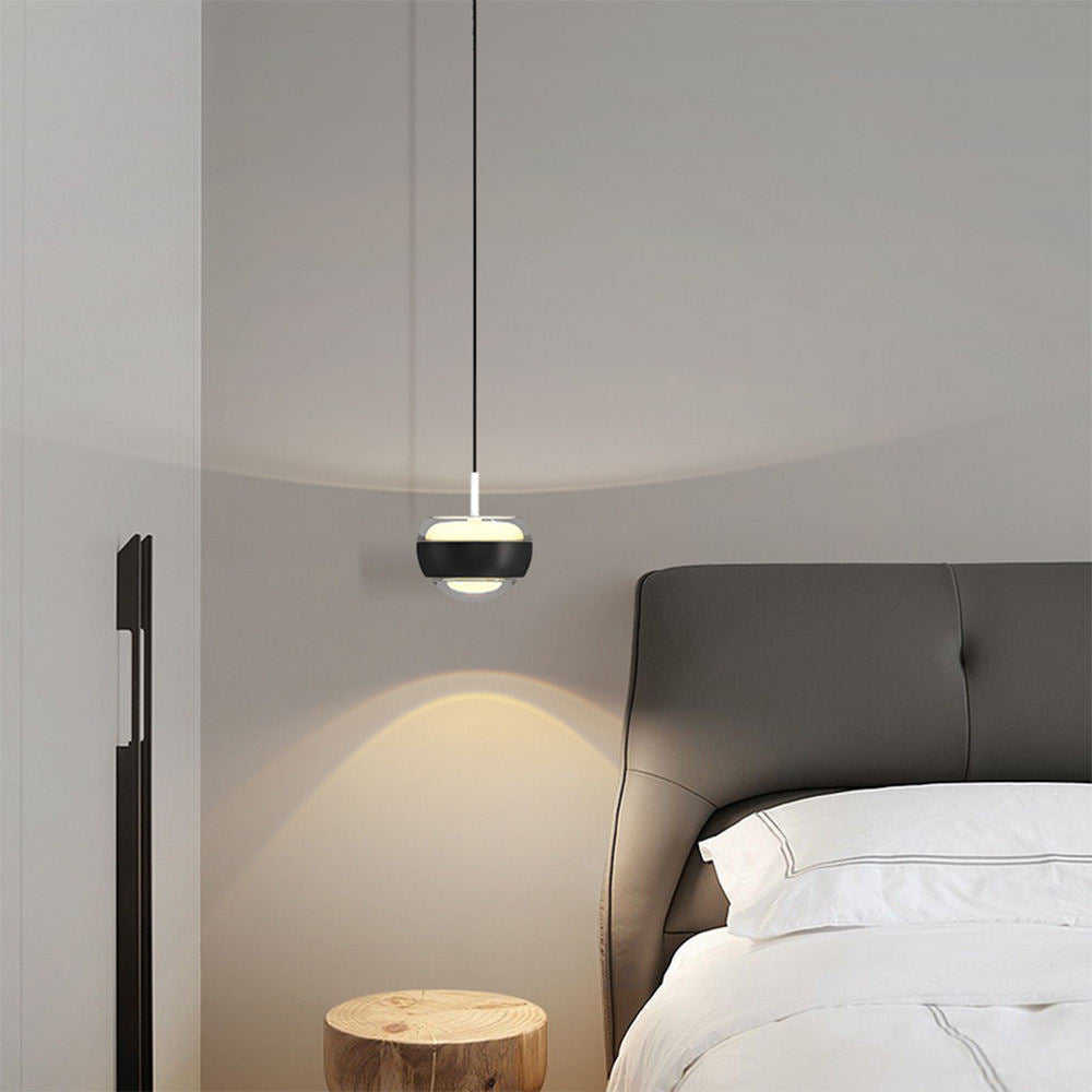 "Moderne LED-pendel med minimalistisk halvsirkel, avgir innbydende lys. Perfekt for spisestue og soverom."