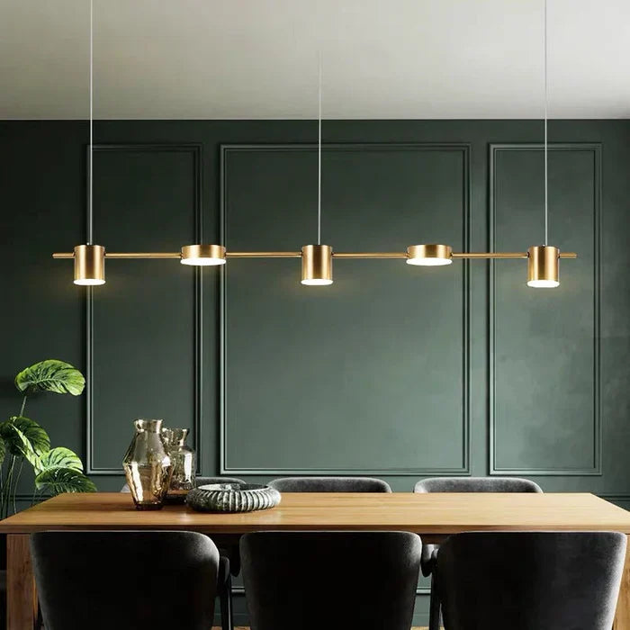 Elegant aluminium pendellampe med integrert LED, gir moderne taklampe-belysning til spiseplass.