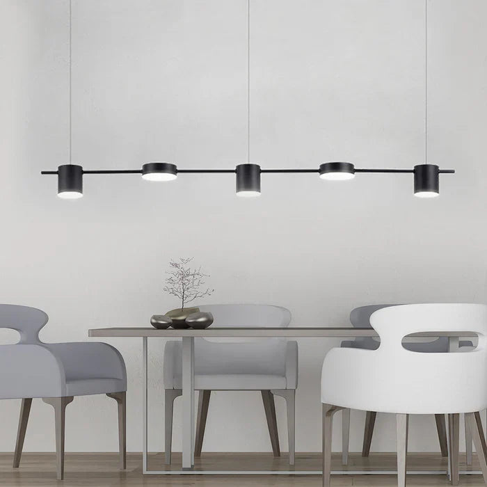 Slank LED pendellampe i børstet aluminium. Gir energieffektivt lys til moderne kontor eller stue.