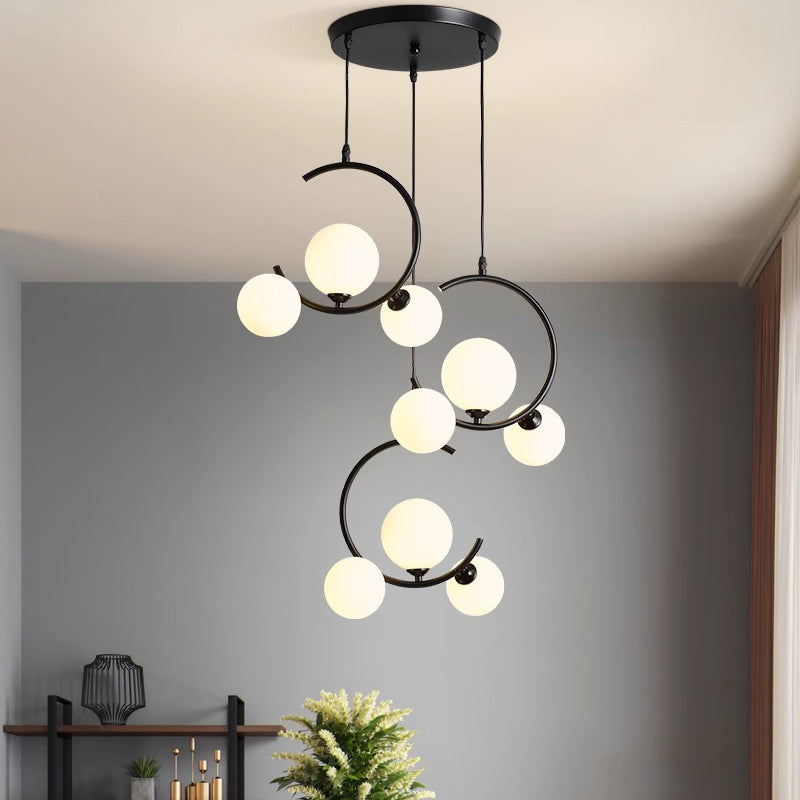 Moderne LED-pendellampe med justerbar høyde, akryl og glass, skaper luksuriøs stemning i stue eller spisestue.