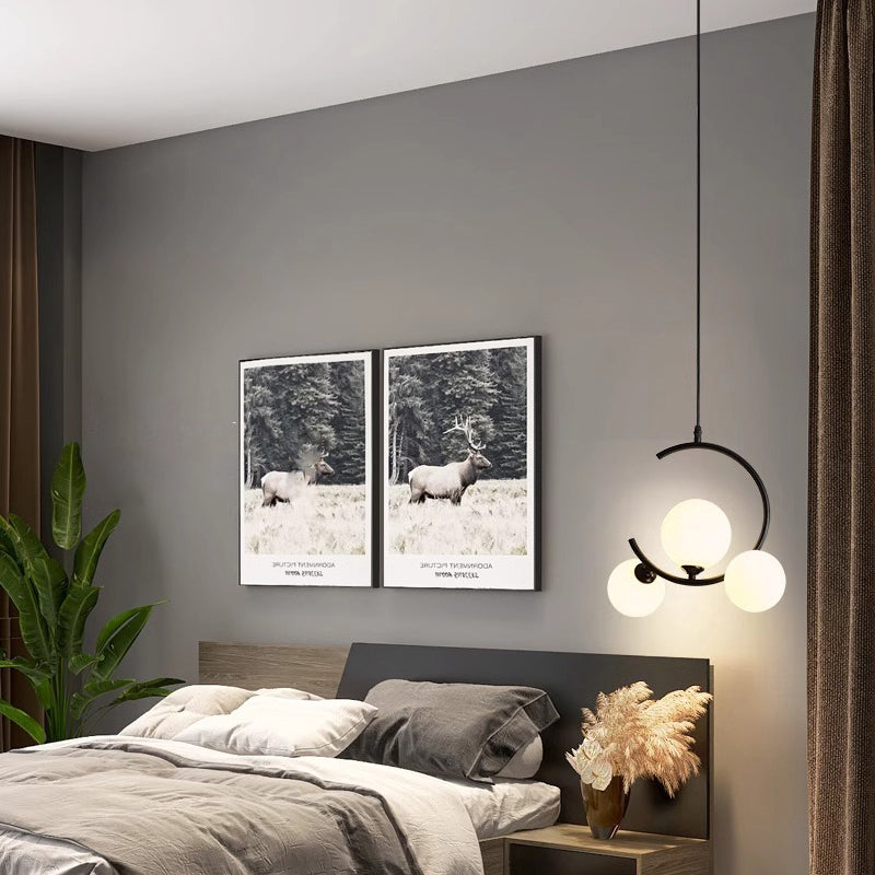 Moderne LED-pendellampe med justerbar høyde, akryl og glass, skaper luksuriøs stemning i stue eller spisestue.